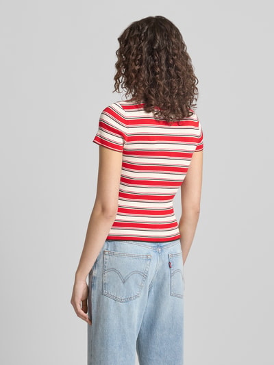Młodzieżowy model nosi damski t-shirt z mieszanki wiskozy, dopasowany krój, drobne prążkowanie, model 'Danielle', wyhaftowane logo, okrągły dekolt marki LeGer by Lena Gercke, długość tyłu w rozmiarze 36: 50 cm, widok całej sylwetki od tyłu.