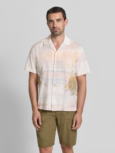 Männermodel trägt Regular Fit Freizeithemd aus reiner Baumwolle Modell 'SLHREGKELSO' von Selected Homme, helle Erdtöne, Ganzkörperansicht von vorne, Herren Freizeithemd von Selected Homme.