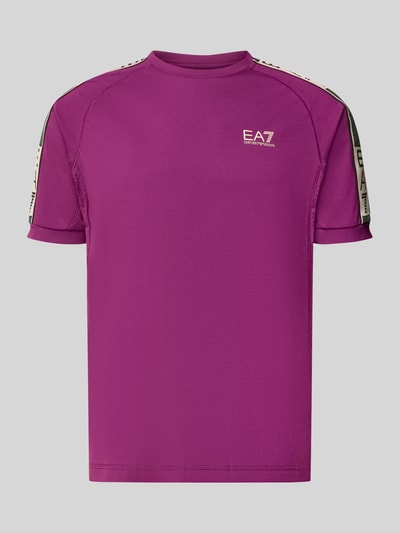 Produktfoto, T-shirt aus Viskose-Mix mit Logo von EA7 Emporio Armani, kolor fioletowy, krój regular fit, okrągły dekolt, długość tyłu 70 cm w rozmiarze M, z dodatkiem streczu