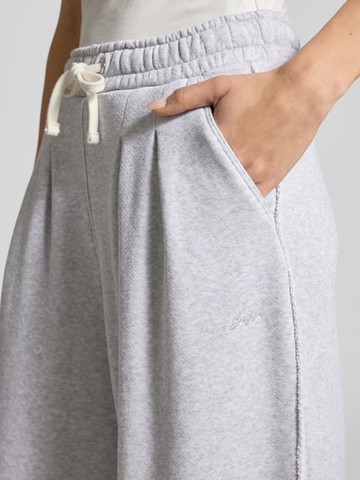 Frauenmodel trägt Wide Leg Sweatpants aus Baumwoll-Mix Modell 'C_ELENYX' von BOSS Orange, Optik: Unifarben, Nahaufnahme Oberkörper.