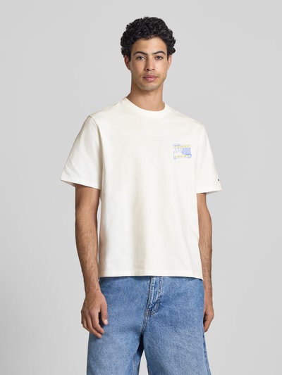 Mannelijk model draagt Regular Fit T-Shirt aus reiner Baumwolle Modell '90s' van Tommy Jeans, unicolor, labelprint, jersey, Nahaufnahme bovenlichaam.