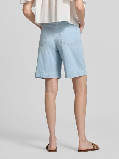 Frauenmodel trägt Bermudas mit Bindegürtel Modell 'Lia City' von Angels aus hellblauem Baumwoll-Mix mit Stretch-Anteil, Regular-Fit, Ganzkörperansicht Rückansicht, Bundweite bei Größe 36: 39 cm, Innenbeinlänge bei Größe 36: 24 cm.