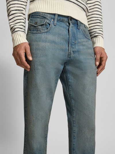 Männermodel draagt Regular Tapered Fit Jeans im Used-Look Model 'Morry FWD' van G-star, puur katoen, heren, nahaufnahme bovenlichaam. Bandwijdte maat 32/32: 45 cm, binnenbeenlengte: 80 cm.