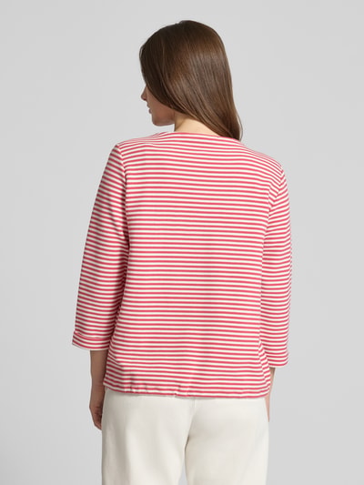 Frauenmodel trägt Regular Fit 3/4-Shirt aus Bio-Baumwoll-Mix von Tom Tailor, rot-weiß gestreift, Rippstruktur, Rückansicht Ganzkörperansicht.
