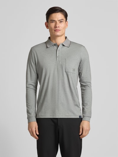 Männermodel trägt Poloshirt mit Brusttasche von Lerros aus Baumwoll-Mix, Regular-Fit, Polokragen, Label-Detail, Ganzkörperansicht von vorne.