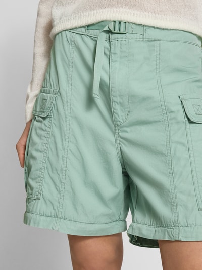Kobiece modelka nosi Cargohose mit aufgesetzten Taschen od Levi's®, bawełna, krój luźny, jednolity kolor, kieszenie, zbliżenie na talię
