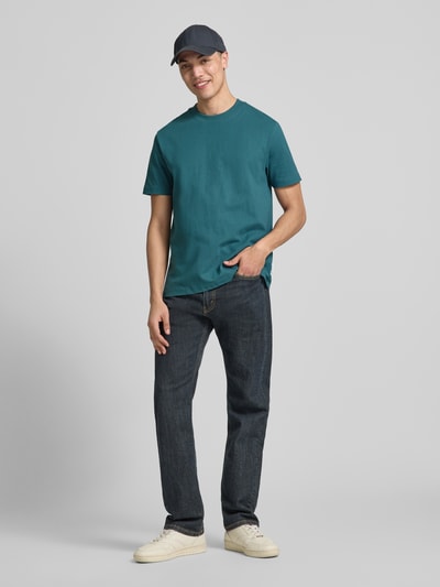 Männermodel trägt Relaxed Fit Oversized Shirt aus reiner Baumwolle von Marc O'Polo Denim, Optik: Unifarben, Ganzkörperansicht von vorne.