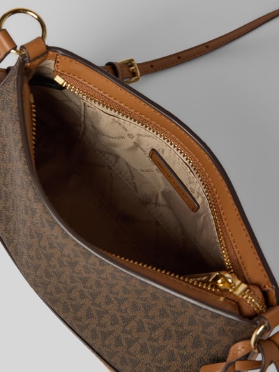 Produktfoto, torebka z wzorem z logo, aplikacja z logo, główna przegroda zapinana na zamek błyskawiczny, model 'ANDIE' od MICHAEL Michael Kors, szerokość w rozmiarze 1: 20 cm, długość w rozmiarze 1: 17 cm, głębokość w rozmiarze 1: 8 cm, długość paska na ramię w rozmiarze 1: 114 cm