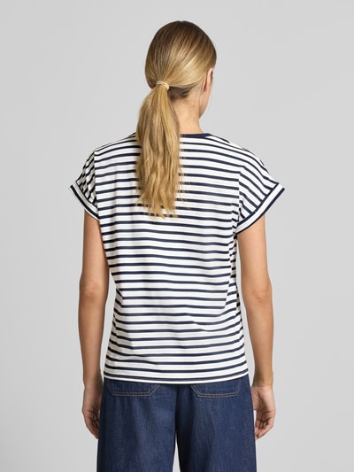 Vrouwenmodel draagt T-shirt met ronde hals model 'RINA' van Soyaconcept, mix van biologisch katoen en elastaan, regular fit, all-over look, ruglengte maat S 64 cm, rugaanzicht.