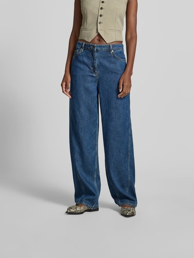 Frauenmodel trägt Straight Fit Jeans aus reinem Lyocell von Iro in klassischem Blau mit 5-Pocket-Design, Ziernaht, Knopf- und Reißverschluss, Ganzkörperansicht von vorne. Innenbeinlänge 81 cm, Bundweite 40 cm bei Größe 36.