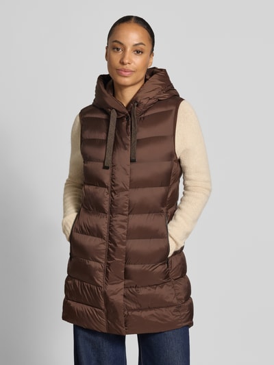 Vrouwenmodel draagt Regular Fit bodywarmer in stiksels van FUCHS SCHMITT, capuchon met tunnelkoord, steekzakken met ritssluiting, ruglengte maat 36 77 cm, schouderbreedte 41 cm, borstwijdte 51 cm, bruine kleur, glanzende en doorgestikte look, voorkant hele lichaam.