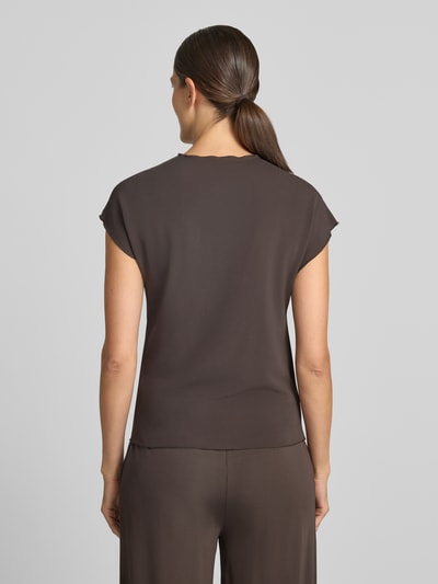 Vrouwenmodel draagt Relaxed Fit T-shirt uit viscosemix Model 'Saumi' van Samsøe Samsøe, elastische materiaalmix, ronde hals, ruglengte maat S 61 cm, mouwlengte maat S 8 cm, effen bruin, gladde textuur, volledige lichaamsfoto achterkant.