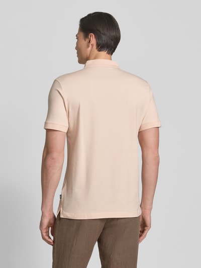 Männermodel trägt Regular Fit Poloshirt mit Knopfleiste Modell 'Carlosjuan' von JOOP! Collection, Baumwoll-Mix mit Stretch-Anteil, Ganzkörperansicht Rückansicht.