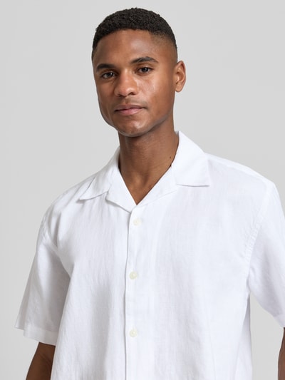 Männermodel trägt Relaxed Fit Freizeithemd aus Leinen-Baumwoll-Mix Modell 'RLXCLAY' von HUGO, unifarben, Nahaufnahme Oberkörper.