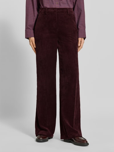 Frauenmodel trägt Regular Fit Cordhose mit angedeuteten Taschen Modell 'AMELIE' von CAMBIO in Dunkelrot mit feiner Rippenstruktur, Nahaufnahme Unterkörper. Damen Cordhose von CAMBIO.