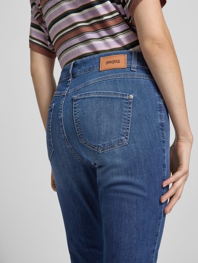 Frauenmodel trägt Caprijeans mit Eingrifftaschen Modell 'Anacapri' von Angels, Baumwoll-Mix, blaue Waschung, Nahaufnahme Rückansicht
