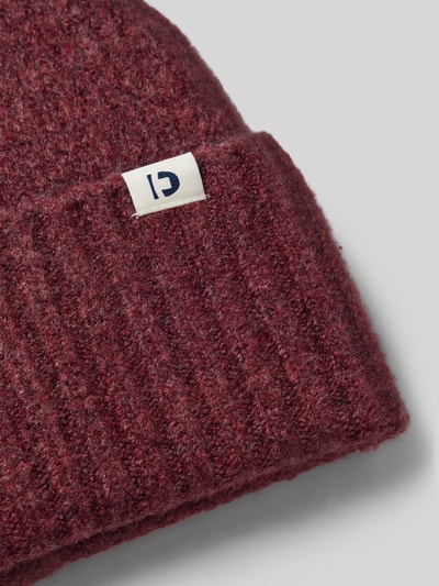 Tom Tailor Denim Ribgebreide beanie met logopatch op de omslag Donkerrood - 2