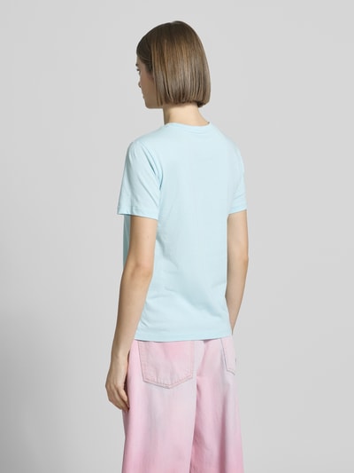 Frauenmodel trägt Regular Fit T-Shirt aus reiner Baumwolle Modell 'KITA' von Only in Optik: Unifarben mit Motiv-Stitching, Rundhals, Kurzarm und Materialverarbeitung: Jersey, Ganzkörperansicht Rückansicht.