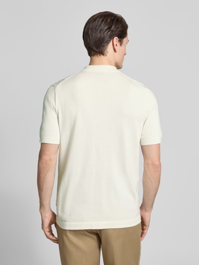 Männermodel trägt Regular Fit Poloshirt mit 1/2-Arm von OLYMP Level Five, Baumwoll-Mix, Zopfmuster, Polokragen, Knopfleiste, Rückansicht.