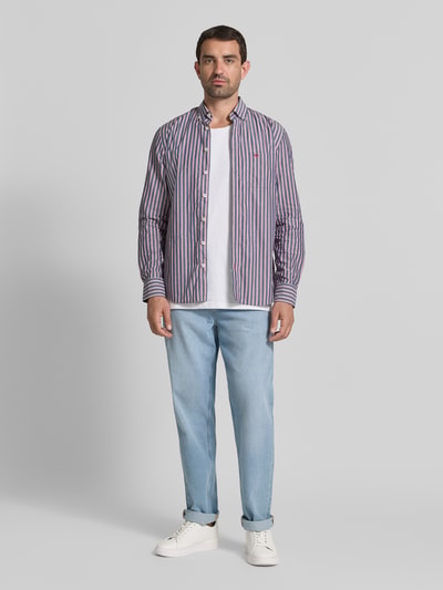 Männermodel trägt Slim Fit Freizeithemd mit Button-Down-Kragen von Fynch-Hatton, reine Baumwolle, gestreift, Allover-Look, Ganzkörperansicht von vorne.