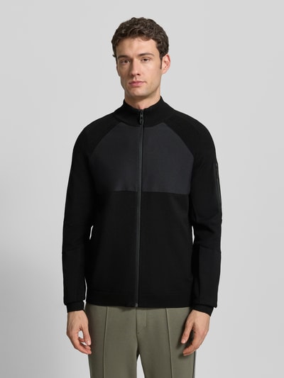 Männermodel trägt Regular Fit Sweatjacke aus Viskose-Mix Modell 'TOUR HY' von BOSS Green in Schwarz, Optik: Unifarben, Ganzkörperansicht von vorne