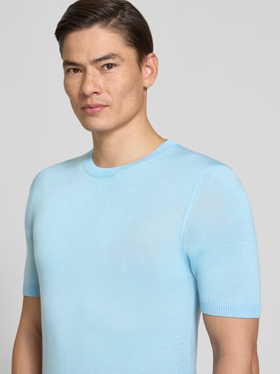 Mannelijk model draagt 'Strickshirt mit Rundhalsausschnitt' van MAERZ Muenchen in lichtblauw, fijne structuur, slim fit, ribboorden, labeldetail, vooraanzicht bovenlichaam.