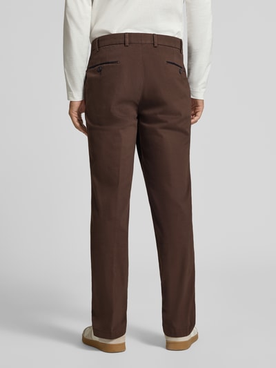 Männermodel trägt braune Regular Fit Chino aus Baumwoll-Mix Modell 'PEAKER' von Hiltl, Herren Weite Hose, Ganzkörperansicht Rückansicht.