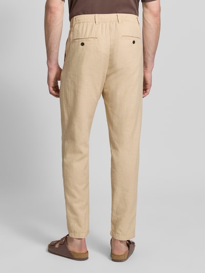 Männermodel trägt Regular Fit Hose aus Baumwoll-Leinen-Mix Modell 'BRODY' von SELECTED HOMME, Melange-Optik, Ganzkörperansicht Rückansicht.