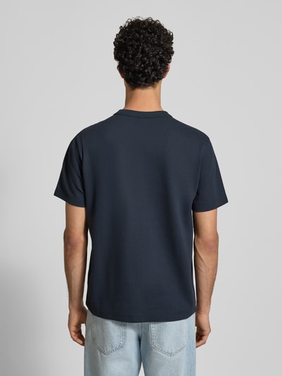 Mannenmodel draagt Regular fit T-shirt met structuurpatroon van G-Star Raw, heren T-shirt met ronde hals, logoprint, ruglengte maat M 71 cm, donkerblauw, geheel van achteren gezien