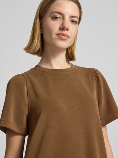 Frauenmodel trägt T-Shirt-Kleid aus Modal-Mix mit Rundhalsausschnitt von Rich & Royal in Braun, glatte Textur, gerader Schnitt, Nahaufnahme Oberkörper, Damen T-Shirt-Kleid, Modal-Mix mit Stretch-Anteil, Minikleid.