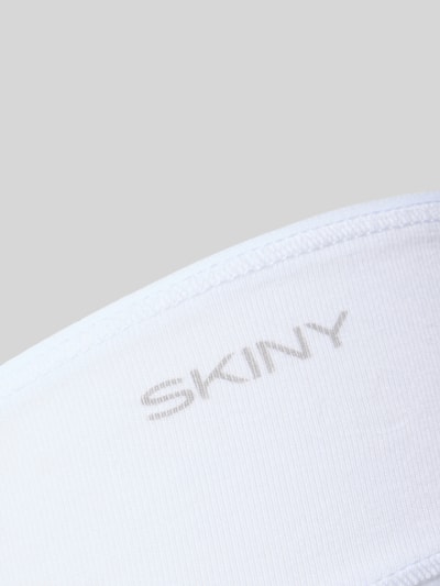 Produktfoto, weißer Slip aus Baumwoll-Mix Modell 'Rio' von SKINY mit elastischem Bund und Label-Detail, feine Struktur, glatte Textur.