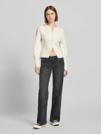 Kobiece modelka nosi Wide Leg Jeans aus Baumwoll-Mix Modell 'JUDY' od Only, denim, niski stan, pięć kieszeni, jednolity czarny kolor, pełny widok z przodu.