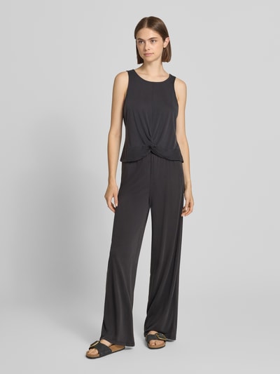 Frauenmodel trägt Regular Fit Top aus Viskose-Mix Modell 'ANORA' von PIECES in Dunkelgrau, weiche fließende Textur, Ganzkörperansicht von vorne.