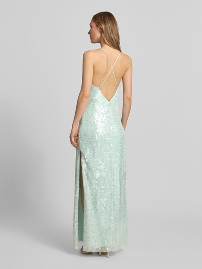 Frauenmodel trägt Maxikleid mit Pailletten und Wasserfall-Ausschnitt von Jake*s Cocktail, Material-Mix mit Stretch-Anteil, figurbetonter Schnitt, mintfarben mit glitzernder Textur, Rückenlänge 109 cm bei Größe 36, Brustweite 40 cm bei Größe 36, Ganzkörperansicht Rückansicht.