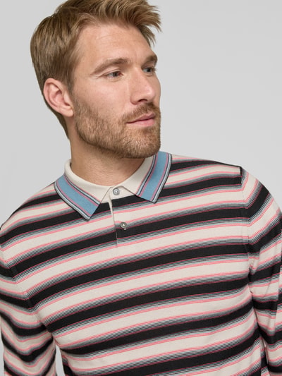 Männermodel trägt Poloshirt aus reiner Wolle von Paul Smith, gestreiftes Design in Rosa, Schwarz, Grau und Türkis, Nahaufnahme Oberkörper, Regular Fit, Langarm, Polokragen, Rückenlänge bei Größe M: 63 cm.
