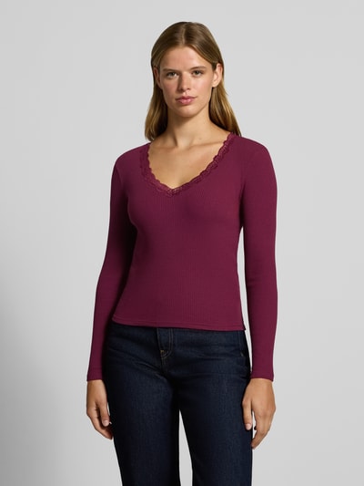 Frauenmodel trägt Slim Fit Langarmshirt aus Baumwoll-Mix Modell 'SARA SHARAI' von ONLY in dunklem Rot, Ganzkörperansicht von vorne, Damen Langarmshirt von ONLY.