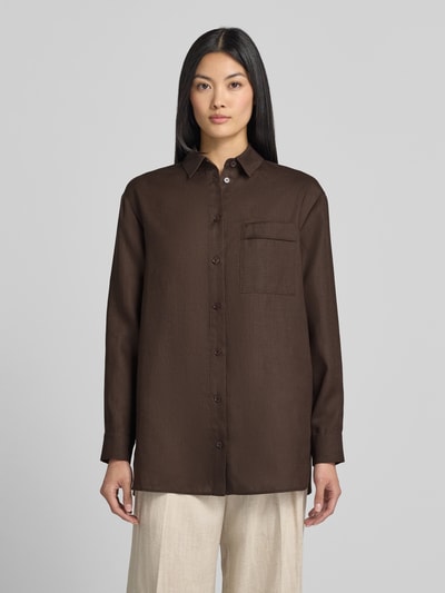 Vrouwenmodel draagt Regular Fit Leinenbluse mit Brusttasche Modell 'FILO' van MM by Max Mara, bruin, puur linnen, hemdkraag, knoopsluiting, borstzak, Ganzkörperaanzicht van voren.
