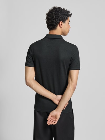 Männermodel trägt Slim Fit Poloshirt mit Viskose-Anteil Modell 'Paulos' von JACK & JONES, Baumwoll-Mix, Rückenlänge 72 cm, Ganzkörperansicht Rückansicht.