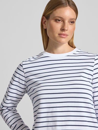 Vrouwenmodel draagt shirt met lange mouwen van puur katoen, regular fit, model 'CAMINO' van Samsøe Samsøe, all-over look, ronde hals, ruglengte maat S 58 cm, wit met donkerblauwe strepen, Nahaufnahme Oberkörper.