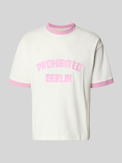 Produktfoto, T-Shirt mit Label-Stitching Modell 'Rush' von PROHIBITED, Herren T-Shirt aus Reine Baumwolle, Regular-Fit, Rundhalsausschnitt, weiße Grundfarbe mit rosa Akzenten, Vorderseite zeigt gestickten Markenschriftzug, glatte Textur, Rückenlänge in Größe M 65 cm.