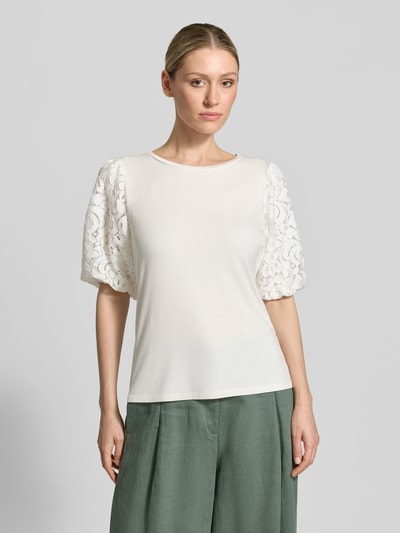 Frauenmodel trägt Regular Fit T-Shirt aus Viskose-Mix von s.Oliver BLACK LABEL, Optik: Unifarben, Passform: Regular-Fit, Rundhals, Ärmelform: Ballonärmel, Materialverarbeitung: Stretch, Damen T-Shirt, Nahaufnahme Oberkörper.