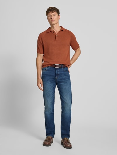 Männermodel trägt blauwe straight jeans van katoenmix Straight Fit Jeans aus Baumwoll-Mix Modell 'OGDEN BO S-MILE' van BOSS Orange, ganzlichaamsvoorzijde