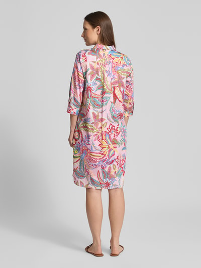 Frauenmodel trägt Relaxed Fit Hemdblusenkleid aus reiner Baumwolle von Milano Italy mit floralem Allover-Print, Ganzkörperansicht Rückansicht.
