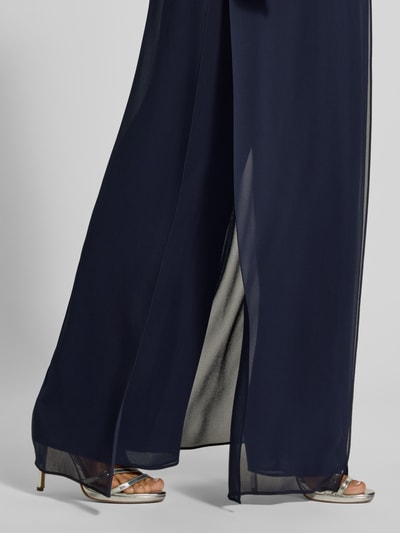 Frauenmodel trägt Regular Fit Weite Hose mit Tüllbesatz von Vera Mont in Dunkelblau, leichte Struktur, Detailaufnahme, Damen Weite Hose von Vera Mont