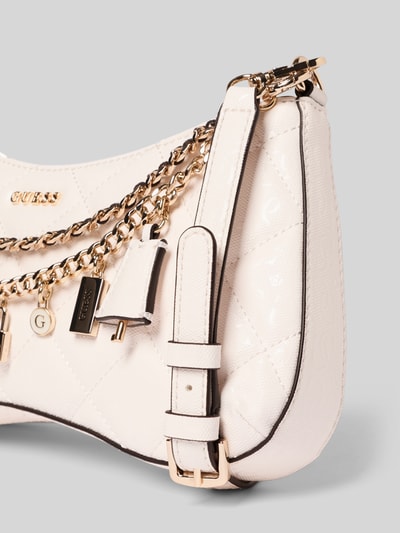 Produktfoto, Shoulder Bag mit Logo-Detail Modell 'Libby' von Guess, Leder-Optik, Zier-Detail, Kettenschulterriemen, abnehmbarer Schulterriemen, Hauptfach mit Reißverschluss, cremefarbene Oberfläche, goldfarbene Details, Breite 30 cm, Länge 16 cm, Tiefe 5 cm, Länge Schulterriemen 55 cm.