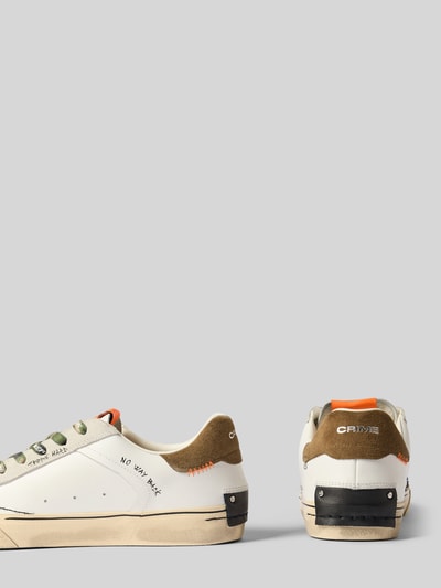 Produktfoto, Sneaker mit Label-Print von Crime London, weiße abgerundete Form, Schnürverschluss, Kontrastbesatz, strukturierte Sohle, Absatzhöhe 3 cm, Schafthöhe 8 cm, Schaftweite 10 cm, neutrale Farben mit Details und Label-Print