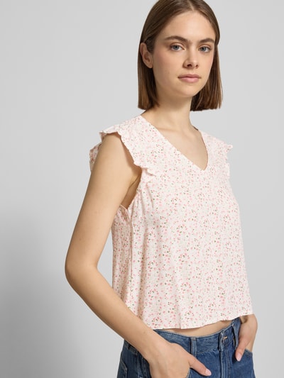 Frauenmodel trägt Regular Fit Blusentop aus reiner Viskose Modell 'BARRI' von Pieces, abstraktes Muster, Two-Tone-Optik, V-Ausschnitt, Popeline, Ganzkörperansicht von vorne.
