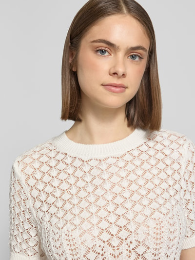 Frauenmodel trägt Regular Fit T-Shirt aus Baumwoll-Mix Modell 'SAGA' von Only, Optik: Unifarben, semitransparente-Optik, Strick-Textur, Rundhals, Kurzarm, gerippter Abschluss, Nahaufnahme Oberkörper.
