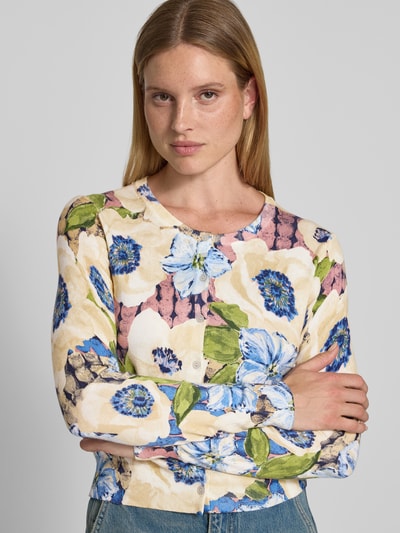Frauenmodel trägt Strickjacke aus Viskose-Mix mit Rundhalsausschnitt von Christian Berg Woman, Allover-Look, Regular-Fit, Knopfleiste, bunte florale Muster mit Blau, Beige und Grün, Rückenlänge bei Größe S 43 cm, Ärmellänge 60 cm, Nahaufnahme Oberkörper.
