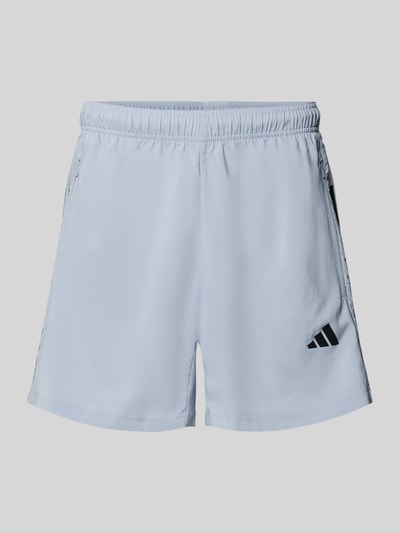 Produktfoto, Shorts mit Logo-Print und Reißverschlusstaschen von adidas Training in Weiß mit lockerem Schnitt, elastischem Bund und seitlichen Reißverschlusstaschen, Bundweite bei Größe M 33 cm, Innenbeinlänge 15 cm.